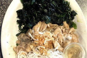 Viande sautée avec champignons et épinards croustillants