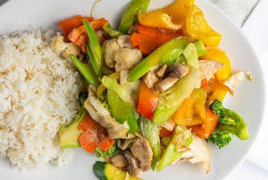 Viande sautée au ananas et aux légumes