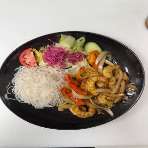 Crevettes sautées à la citronnelle et aux épices / Shrimps sauteed with lemongrass and hot spices 