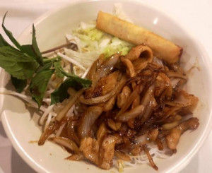20. Poulet ou bœuf sauté avec vermicelle de riz / 鸡(牛)檬