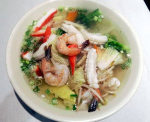 11. Soupe aux fruits de mer avec nouilles et légumes / 杂菜海鲜粉