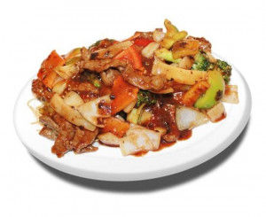 25. Nouilles frites au poulet ou bœuf avec légumes mélangés à la sauce aux haricots noirs / 豉椒牛(鸡)面