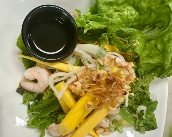 Salade de mangue et de crevettes