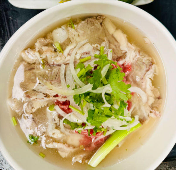 Soupe Tonkinoise au boeuf saignant et flanc de boeuf bien cuit