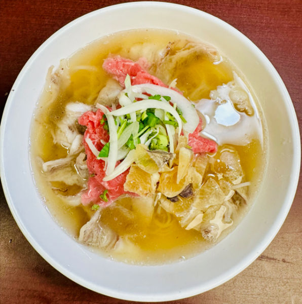 Soupe Tonkinoise au boeuf saignant, flanc de boeuf et tendon
