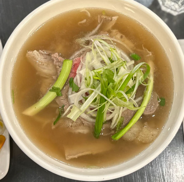 Soupe Tonkinoise au boeuf saignant et boulette de boeuf