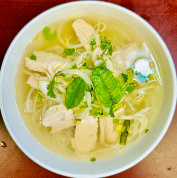Soupe Tonkinoise au poulet avec feuille de citron