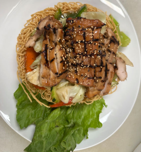 Nouilles sautées croustillantes au poulet grillé (combo)