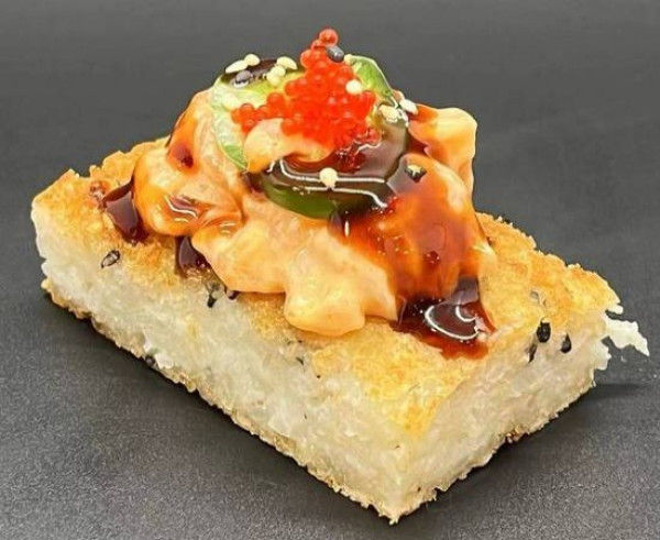 P025.Crispy salmon (nigiri)
