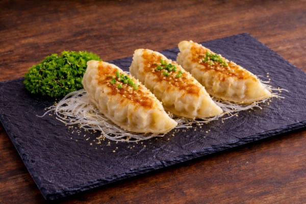 E6. Poulet / Chicken Gyoza ( 3mcx )