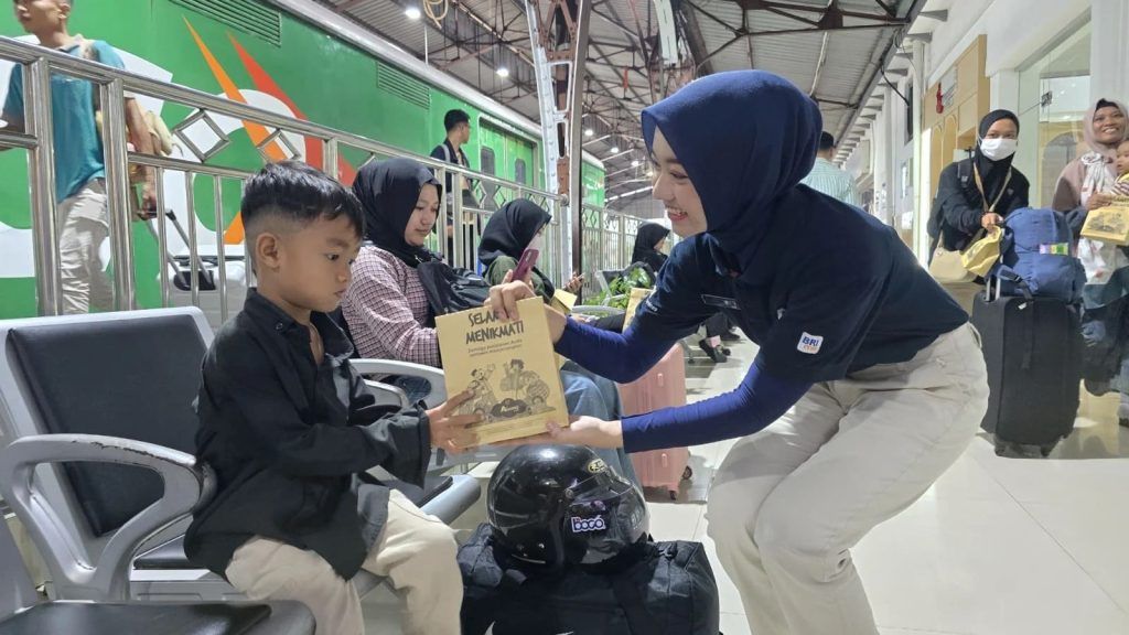 KAI Bagikan Ribuan Takjil Gratis di Stasiun Ini, Simak Lokasinya! 1 KAI Bagikan Ribuan Takjil Gratis di Stasiun Ini, Simak Lokasinya!