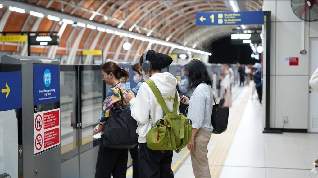 Spesial Ramadan! KAI Izinkan Penumpang Berbuka di Commuter Line, LRT Jabodebek, dan LRT Sumsel