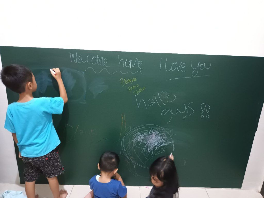 10 Rekomendasi Stiker Dinding Anak yang Lucu, Edukatif, dan Bikin Betah di Kamar! 5 Stiker Papan Tulis (Chalkboard Sticker)