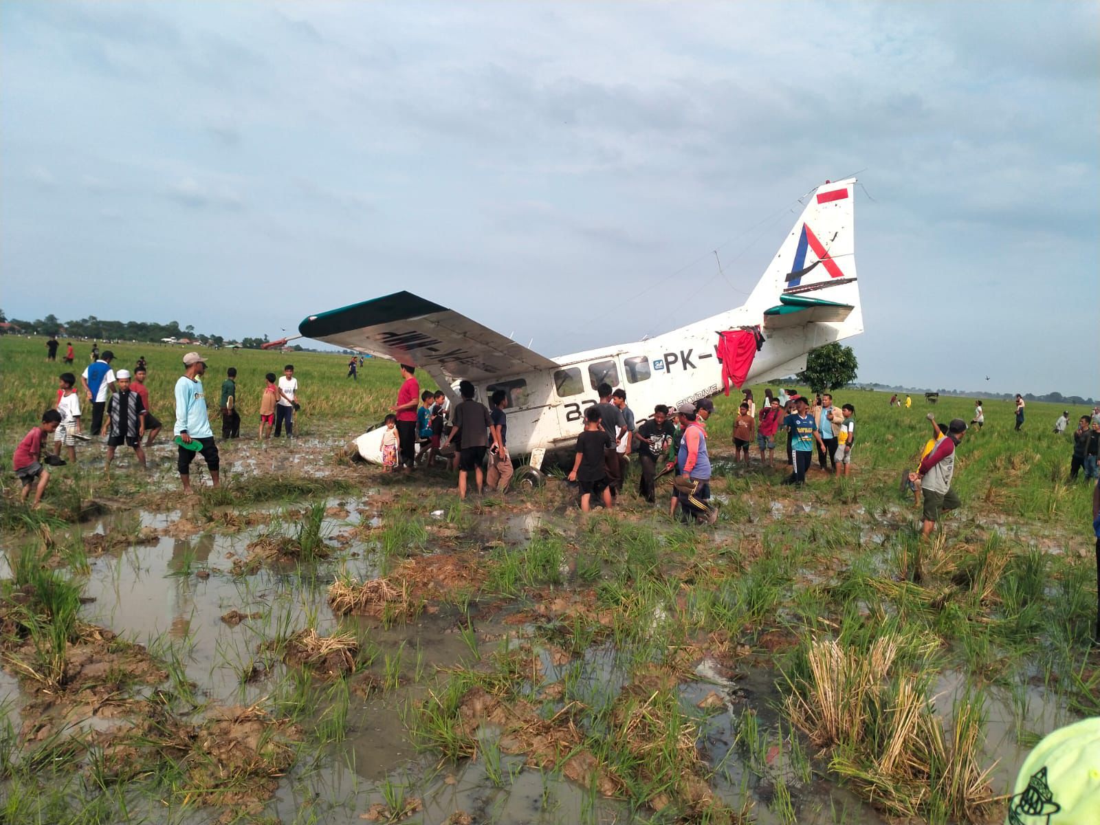 Geger, Pesawat Jatuh di Karawang, Ini Penyebabnya, 5 Awak Selamat!
