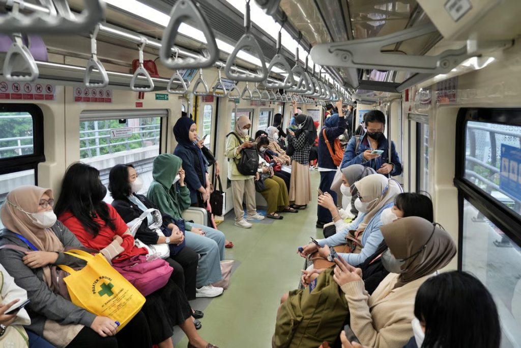 Mau Liburan Naik LRT Jabodebek? Simak Tarif Khusus Nataru 2025/2026 1 Mau Liburan Naik LRT Jabodebek Simak Tarif Khusus Nataru 20252026