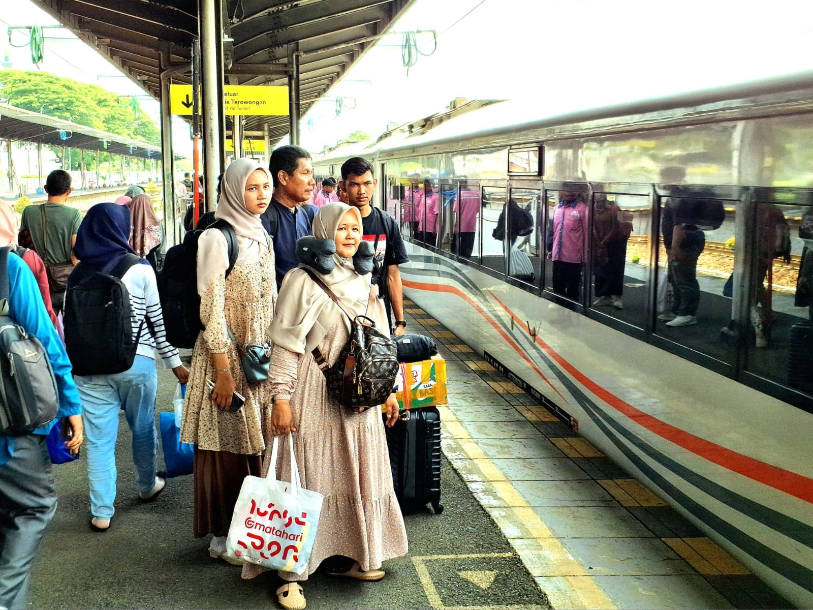 Libur Nataru 2025–2026, Cirebon Padat Penumpang dan Wisatawan Kereta Api