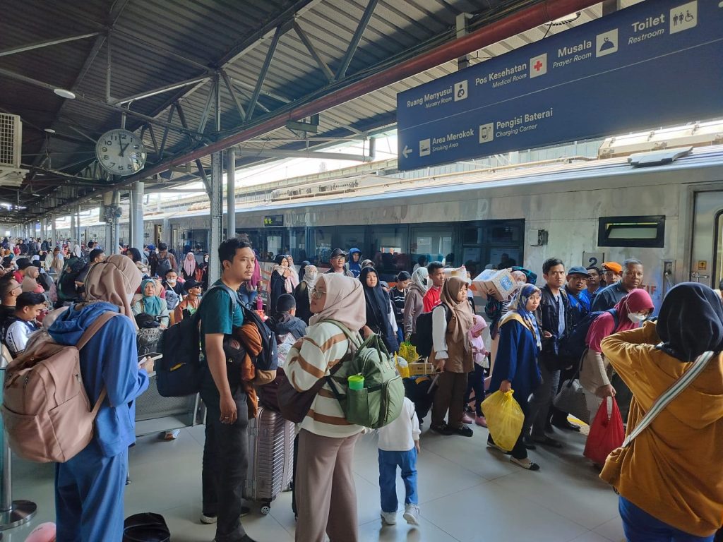Libur Usai, Tiket Kereta Api Tembus 4 Juta 1 Libur Usai, Arus Balik Nataru 2026 Pecah Rekor: Tiket Kereta Api Tembus 4 Juta