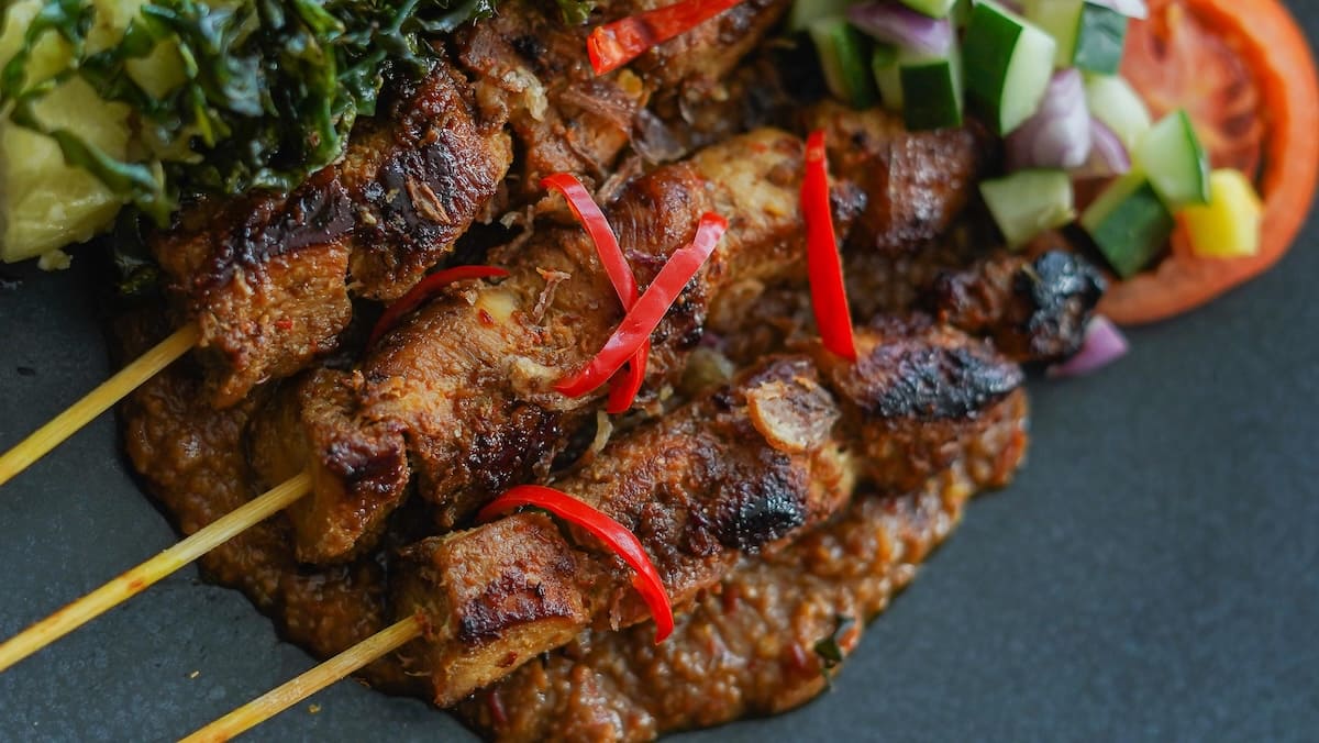 Chef’s Kiss ARTOTEL Yogyakarta: Menu Unik Salmon Pucung dan Sate Ayam Ambal Wajib Dicoba