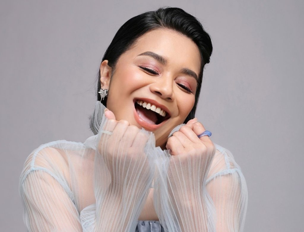Dengerin “Pelangi” dari Ruth Sahanaya, Lagu yang Bikin Kamu Percaya Cinta Lagi
