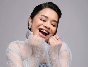 Dengerin “Pelangi” dari Ruth Sahanaya, Lagu yang Bikin Kamu Percaya Cinta Lagi