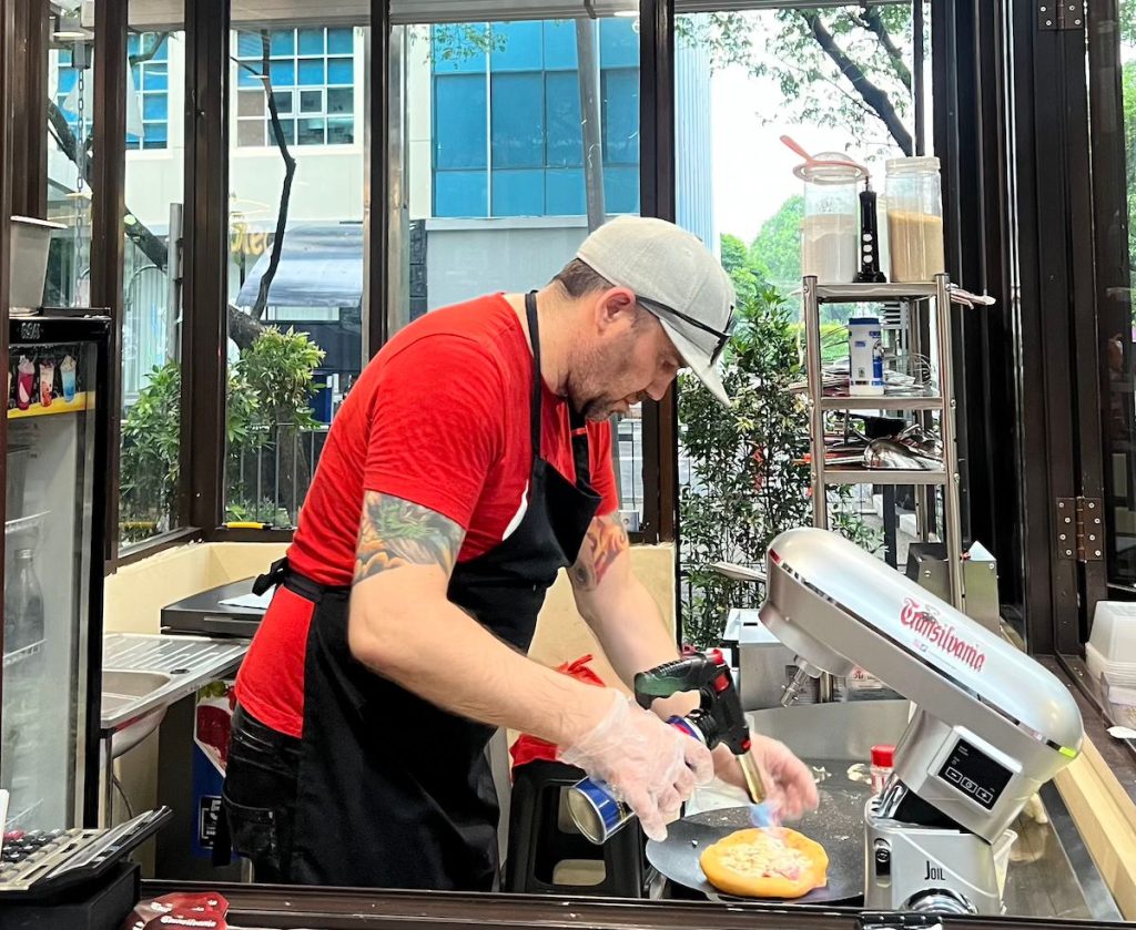 Bingung Makan Apa di Lippo Mall Puri? Cobain Transilvania Lango, Jajanan Khas Hongaria Mulai 25 Ribuan! 2 Pembuatan Langos di Transilvania Lango