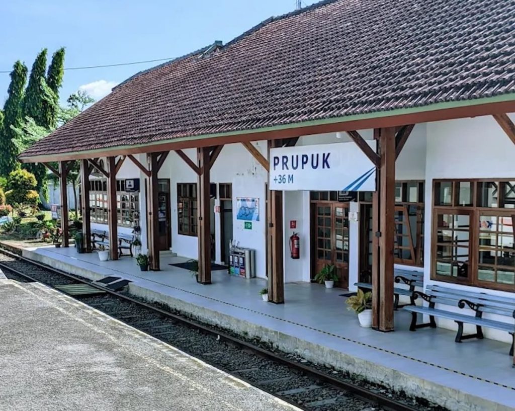 Stasiun Prupuk: Denyut Perjalanan yang Menggerakkan Selatan Tegal