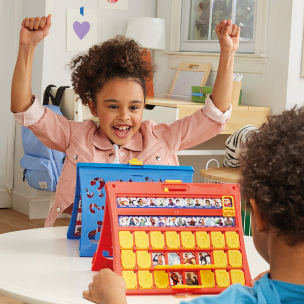 Hasbro Guess Who Classic Board Game 285 F6105