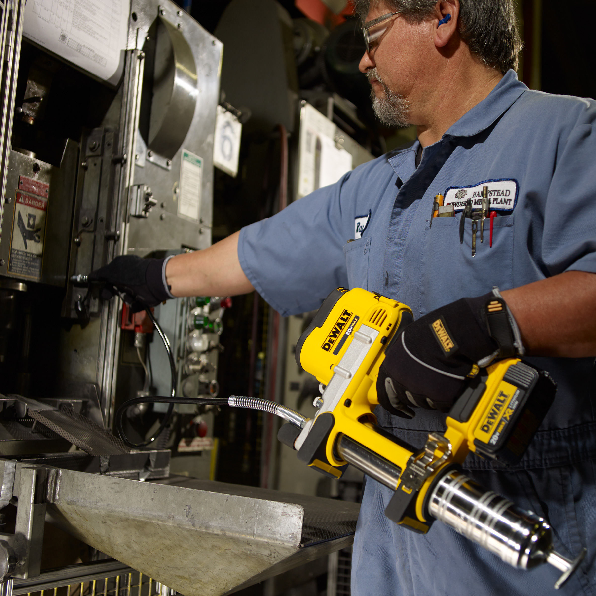 Toolstop Dewalt DCGG571M1 18V XR Cordless liion Grease Gun (1 x 4.0Ah