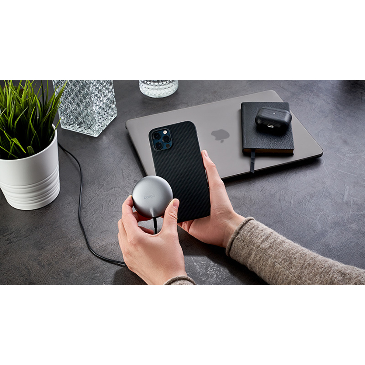 Magnetic Wireless Charger - Black