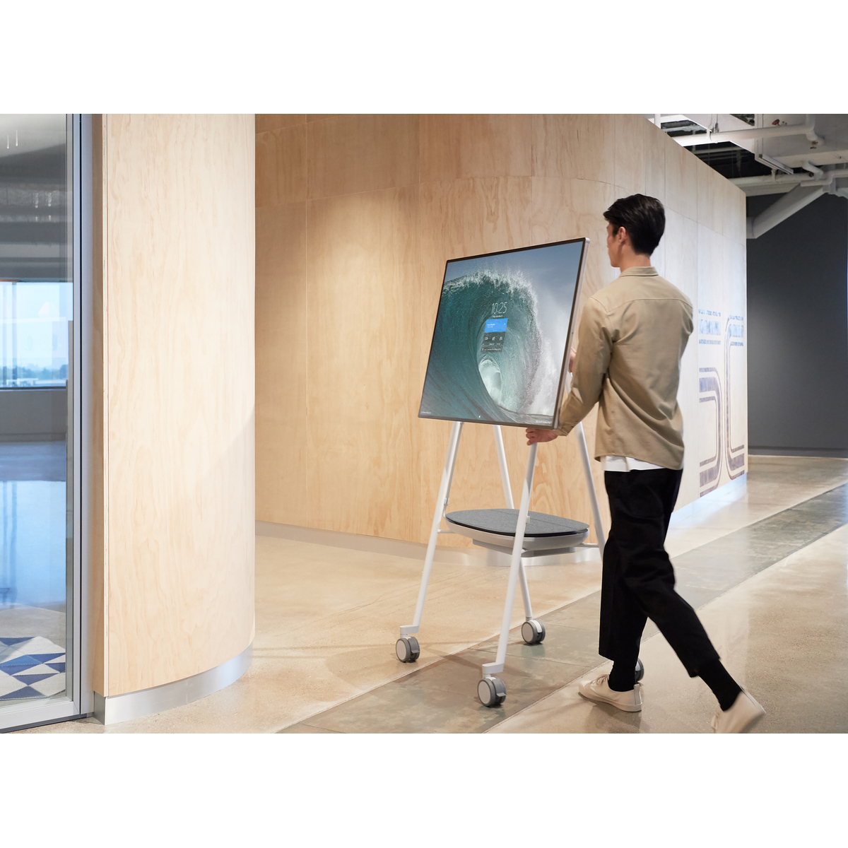 SmartUPS Charge Microsoft Surface Hub 2