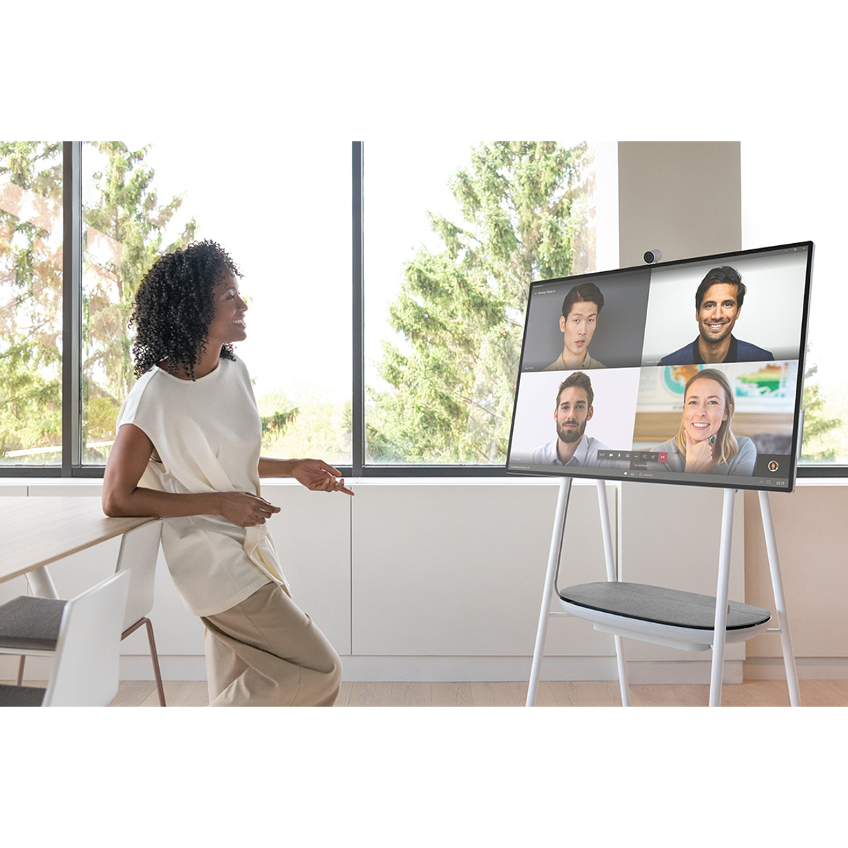 SmartUPS Charge Microsoft Surface Hub 2