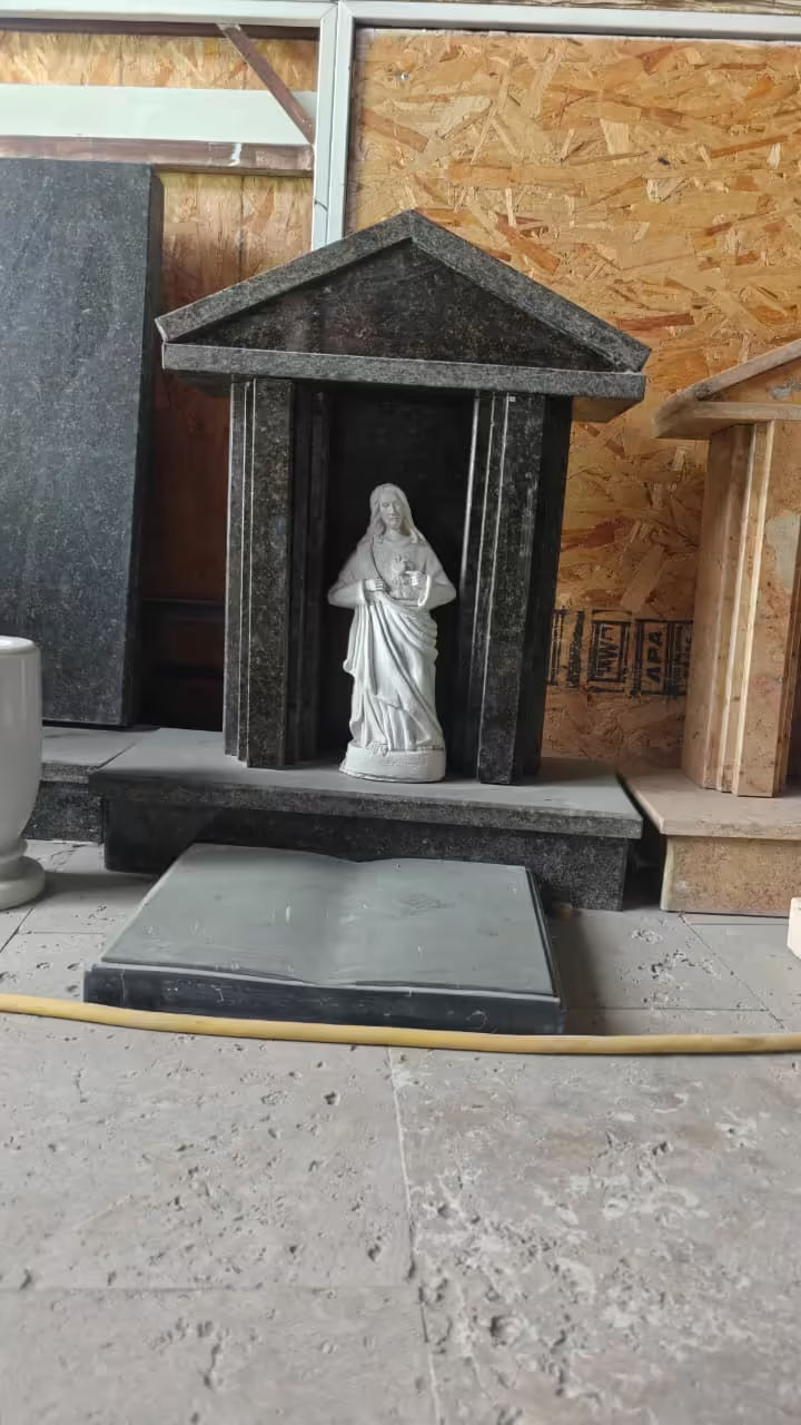 Monumento y lápida de mármol tallados por Mármoles Robles