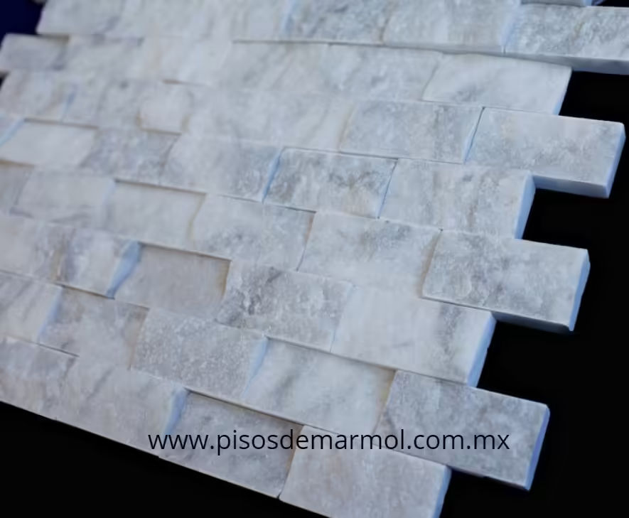 Mosaico cara de piedra con tapetes y molduras de mármol fabricado por Mármoles Robles