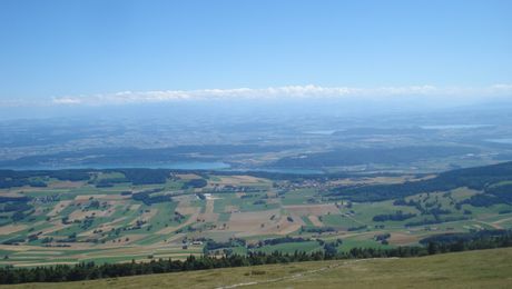 Aussicht vom Chasseral auf das Drei-Seen-Land