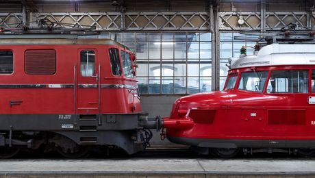 Der Rote Pfeil (rechts im Bild) im Depot Olten ©SBB Historic