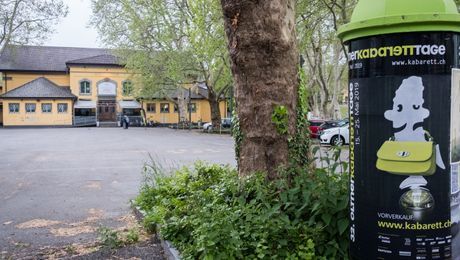 Oltner Kabarett-Tage Lichtfasssäule vor Schützi