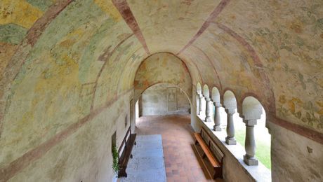 Kreuzgang und Freskenmalerei der Stiftskirche in Schönenwerd