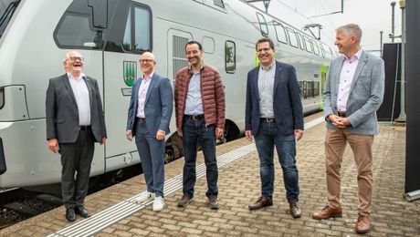 v. l. Daniel Schafer (BLS), Deny Sonderegger (Region Olten Tourismus), Stefan Ulrich (Region Olten Tourismus), Martin Gäggeler (BLS) und Thomas Marbet (Stadtpräsident Olten) vor dem getauften MUTZ