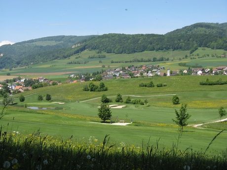 Golfplatz Heidental mit Stüsslingen im Hintergrund