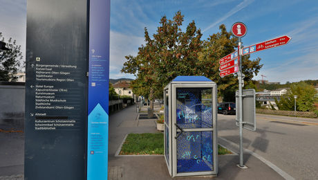 Station d'écoute sur la place du monastère