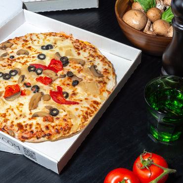 A picture of a Vegetarian pizza inside a white PizzaForno box.