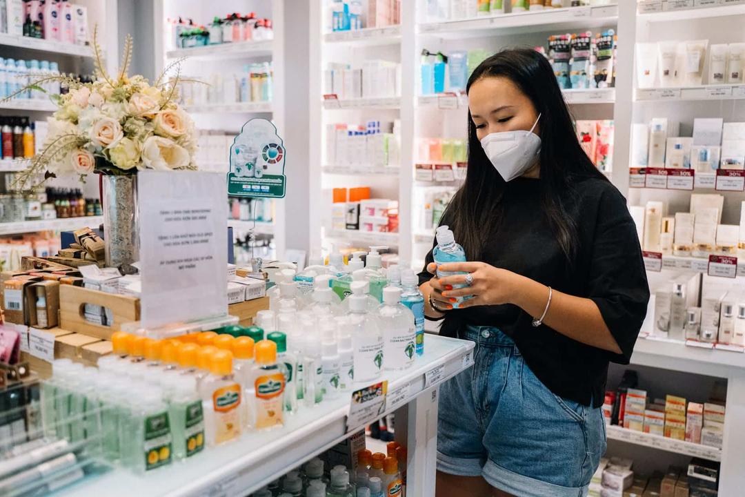 woman with face mask holding an alcohol bottle, thuốc giảm cân có thật sự hiệu quả, thuốc giảm cân, hiệu quả của thuốc giảm cân,