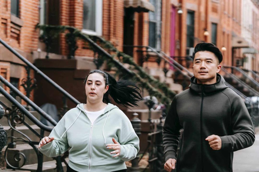 active young diverse man and woman running on street near residential buildings, thuốc giảm cân có thật sự hiệu quả, thuốc giảm cân, hiệu quả của thuốc giảm cân,