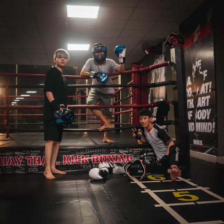 ảnh 3 anh chàng đang tạo dáng trước đài boxing tại MMA GYM Đà Nẵng trước khi lên sàn đấu tập