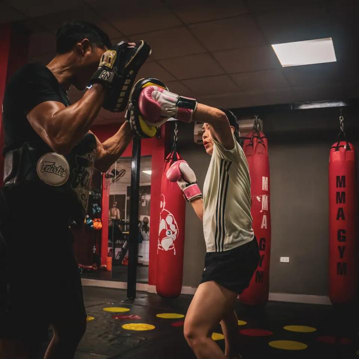 ảnh học viên đang tập boxing cùng hlv cá nhân tại MMA GYM Đà Nẵng