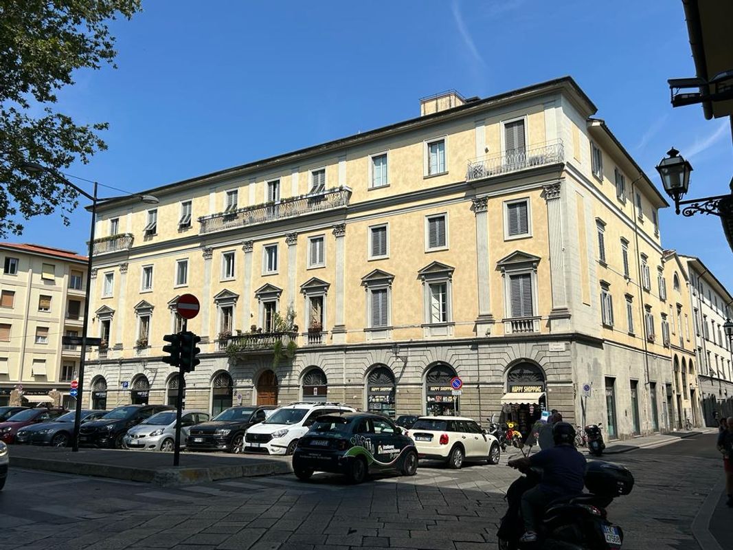 Elegante nove vani in Piazza Verzaia