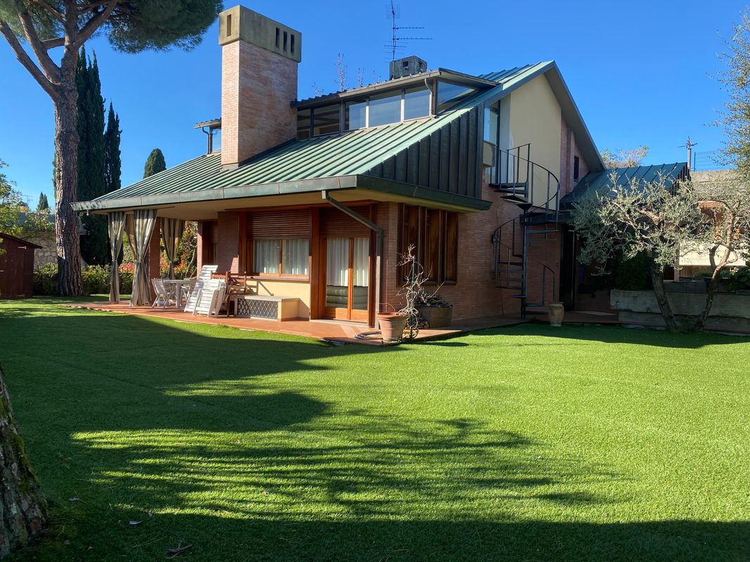 Villa indipendente con giardino e posti auto