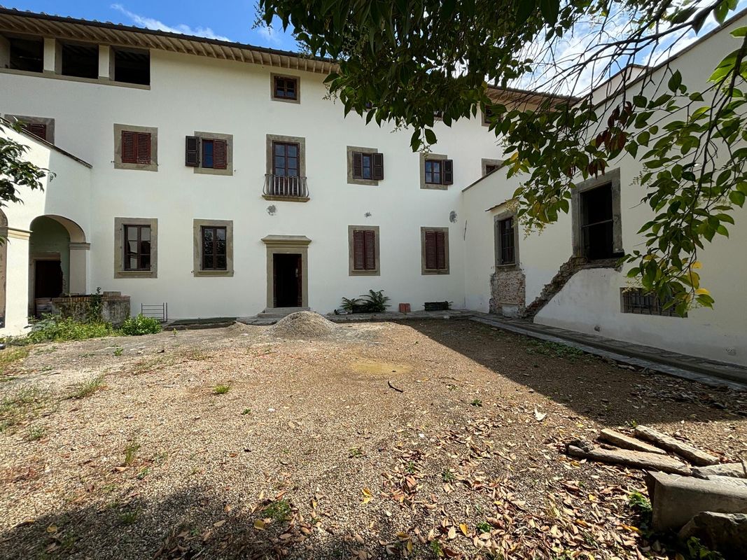 Appartamento in villa storica di cinque vani oltre al giardino di proprietà con ingresso indipendente e carrabile.