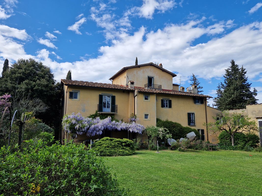 Panoramico sette vani in prestigiosa villa quattrocentesca