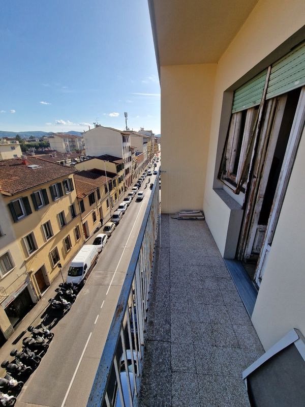 Quadrilocale da ristrutturare con terrazza e balcone